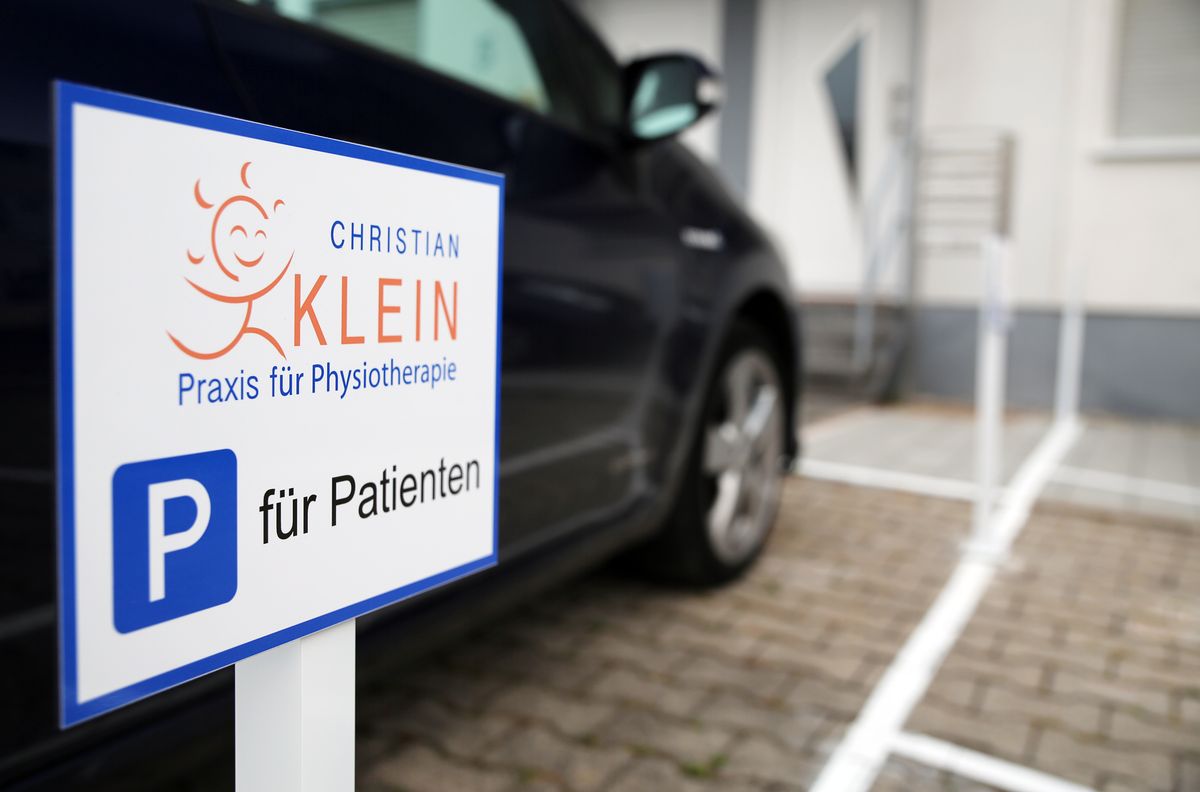 Praxis Christian Klein – Hauseingang und Patientenparkplätze in der Ottostraße 5